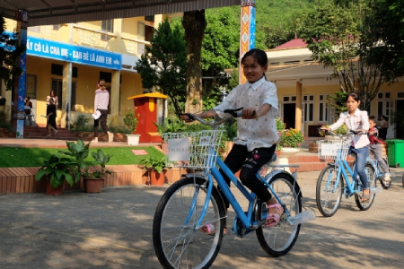 Hỗ trợ học phí cho các em nhỏ ở Hà Nội, Phú Thọ