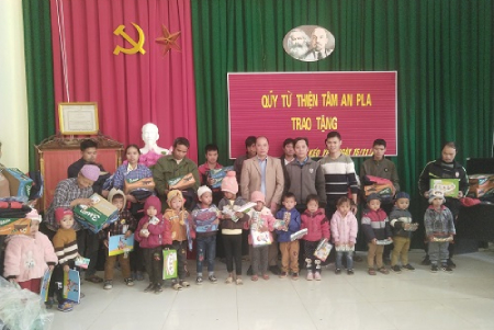 Hàng ngàn "Áo ấm cho em" tặng trẻ nhỏ Cao Bằng