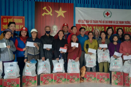 Chung tay hướng về miền Trung