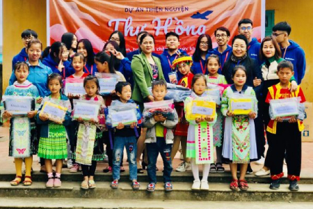 Tặng sách cho thư viện trường tiểu học Mỏ Ba