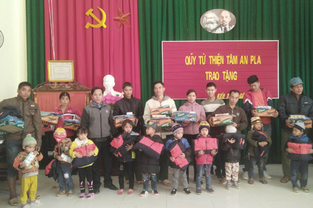 Hàng ngàn "Áo ấm cho em" tặng trẻ nhỏ Cao Bằng