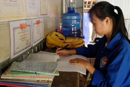 Cô gái 12 năm chăn bò thuê đi học bằng sổ hộ nghèo